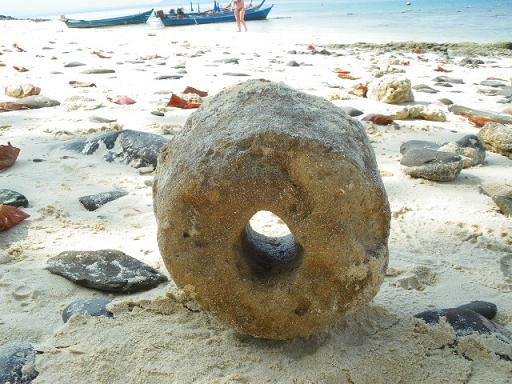 コーラル島 謎の石.JPG